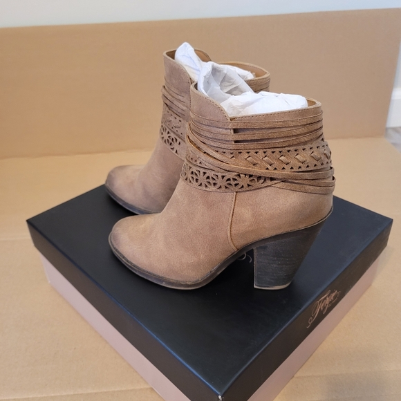 Fergie Weldon Women's Sand Booties Size 5.5 - Picture 6 of 8